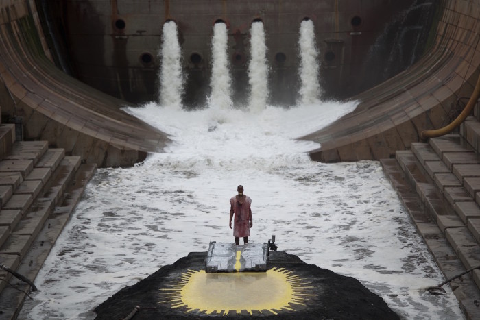 「YCAM爆音映画祭2017」マシュー・バーニー『RIVER OF FUNDAMENT』日本初上映